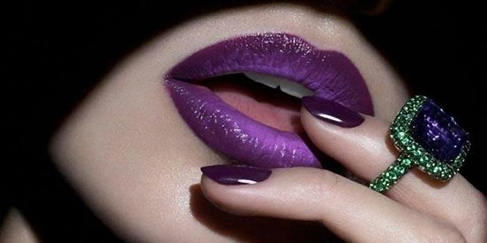 1920x1440 Person wearing green diamond embellished ring HD wallpaper