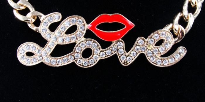 1024x768 Supply A woman's lips love gold-plated necklace pendant necklace-