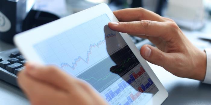 2880x1800 Download wallpapers tablet pc, financial exchange, hands