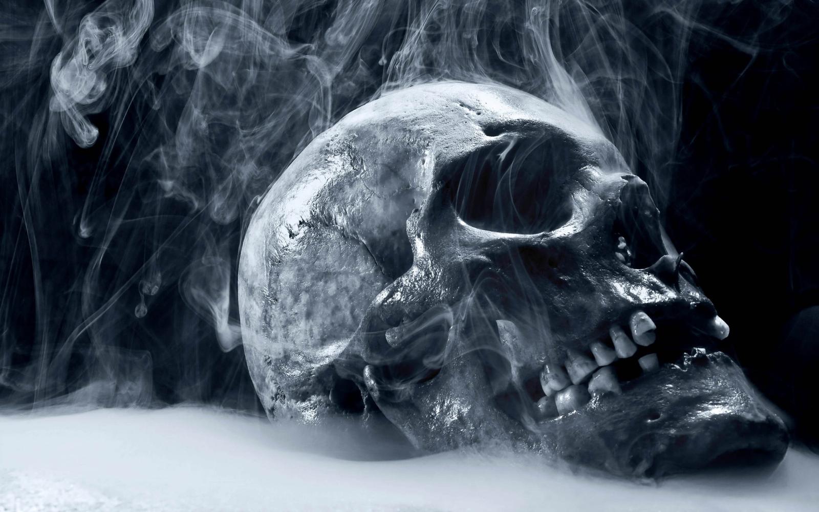 2880x1800 Smoking Skull Wallpapers