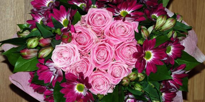 2600x1720 Bouquet of Pink rose and maroon flowers HD wallpaper | Wallpaper Flare