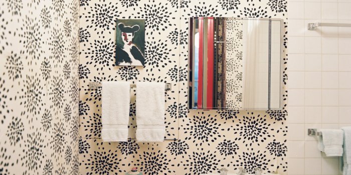 1122x1400 Fun Wallpaper - Modern Bathrooms - Lonny