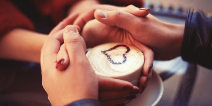 2560x1440 2560x1440 Couple Holding Hands At Coffee 1440P Resolution HD 4k