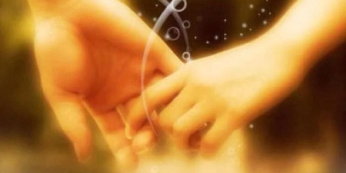 1024x1706 Romantic hand, HD picture, phone lock screen desktop – Mobile Wallpapers