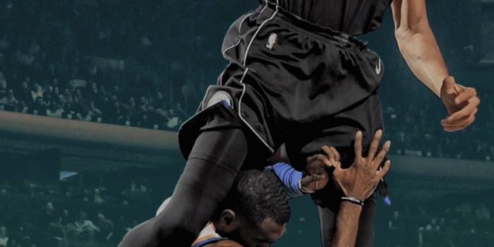 1125x2436 iPhone Wallpaper of Giannis over Baynes : MkeBucks