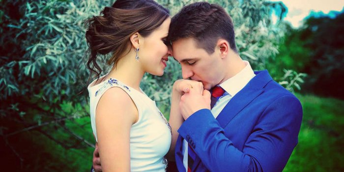 1920x1200 Romantic Couple Kissing Hand Wedding Pose Wallpaper 27575 - Baltana