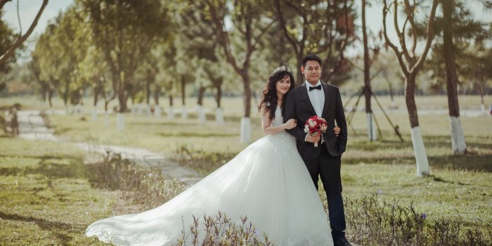 3840x2360 Wedding Couple Holding Hands Images HD Free Download