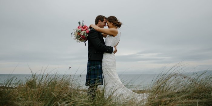 2560x1440 Pictures Groom Bride noces Man Couples in love bouquet Two 2560x1440