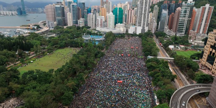 4096x2304 Hong Kong protesters defy ban to march with massive street rally