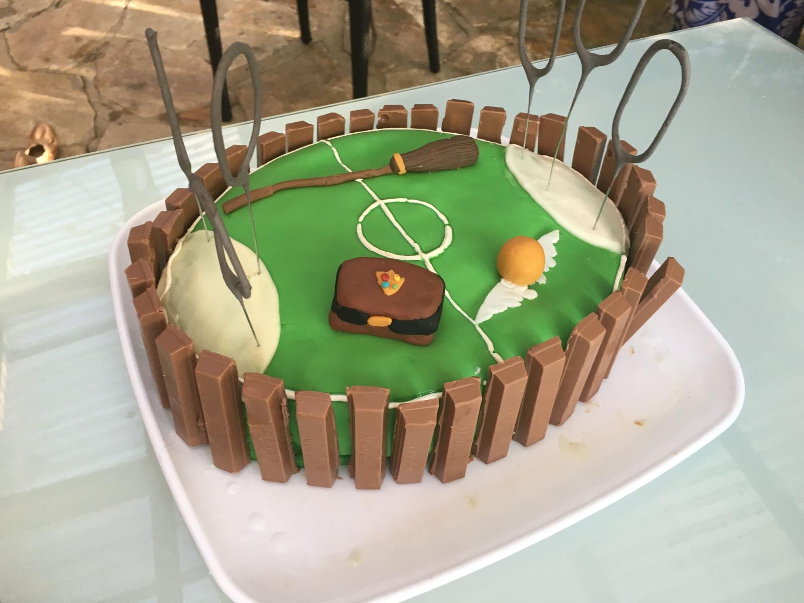 4032x3024 OMG! A Harry Potter Quidditch cake! I'm so making this for my next