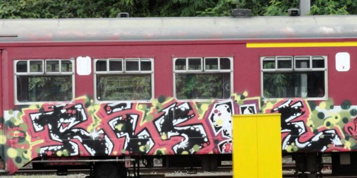 1024x768 Graffiti: Born alone die alone