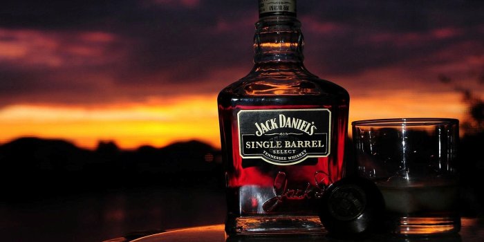 1920x1080 Download HD Jack Daniels Bottle Whiskey Alcohol and Glass In Red