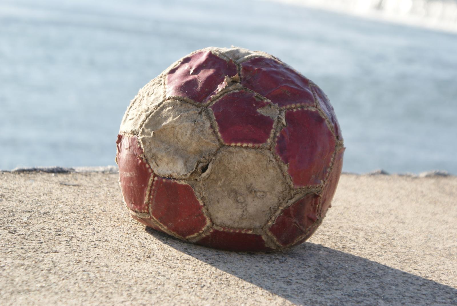 3872x2592 maroon and white soccer ball free image | Peakpx