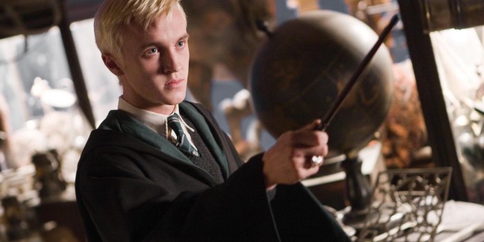 2100x1400 https://littledailyprophet.wordpress.com/2009/07/25/tim-burtons-alice