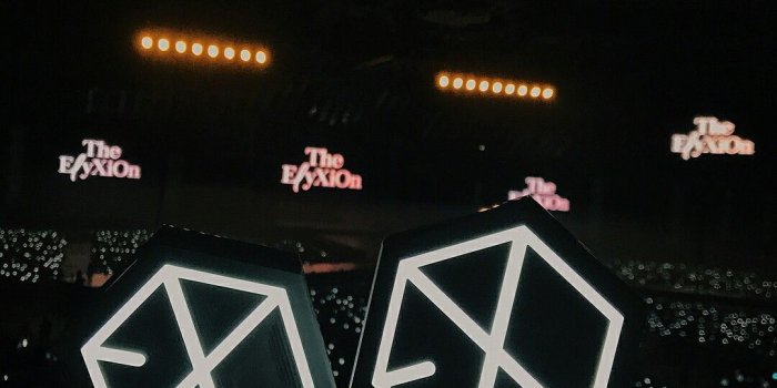 1080x1080 85244703 171126-24 TheElyXiOn in Seoul #EXO #EXOlightstick #fangoods