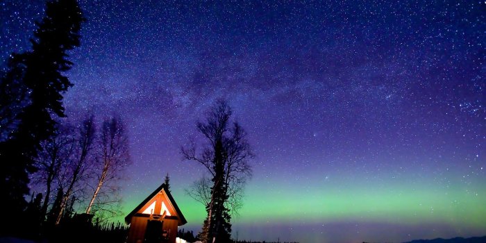 2000x1218 Starry Sky over Winter Cabin HD Wallpaper | Background Image