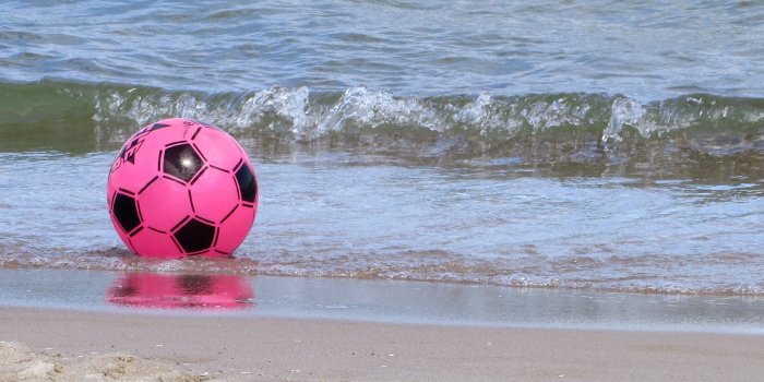 2500x1875 black and pink soccer ball free image | Peakpx