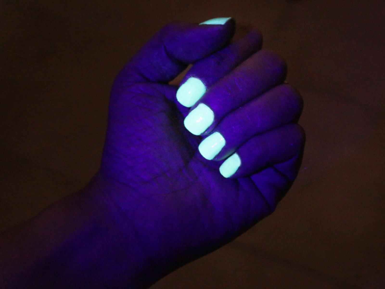 3200x2400 3 Ways to Activate Glow in the Dark Nail Polish - wikiHow