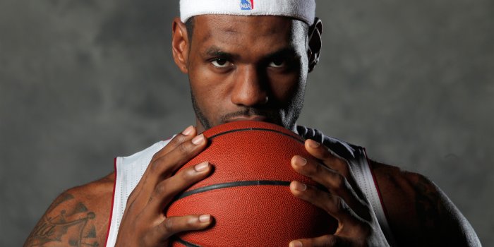 2880x1800 Basketball Players Wallpaper