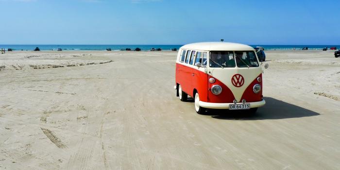 3992x2562 white and red Volkswagen Beetle van free image | Peakpx