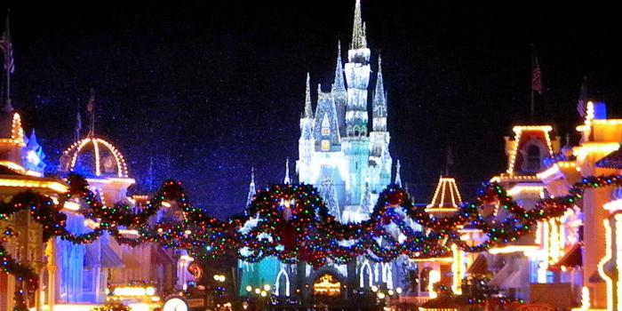 2048x1536 Magic Kingdom Main Street at Christmas - Disney's Cheapskate Princess