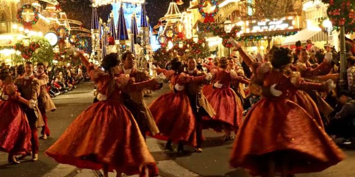 1024x768 Disney Christmas Parade: A Photo Tour - Polka Dots and Pixie Dust