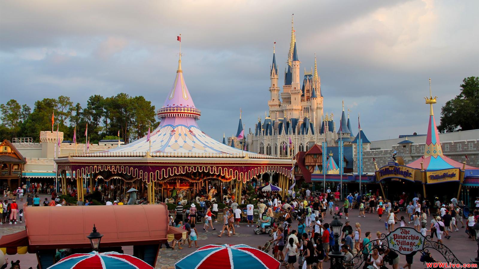 2560x1440 Fantasyland: The bustling activity of Fantasyland!