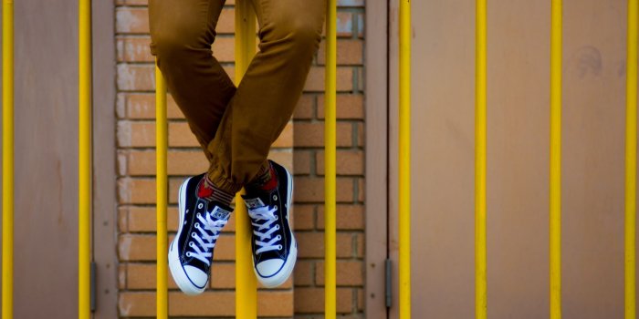 1920x1080 Download wallpaper 1920x1080 converse, legs, sneakers full hd, hdtv