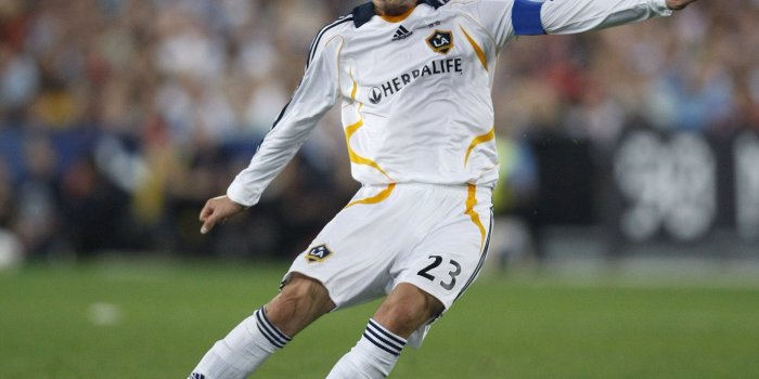 2592x2072 Veteran Beckham bends one in during friendly