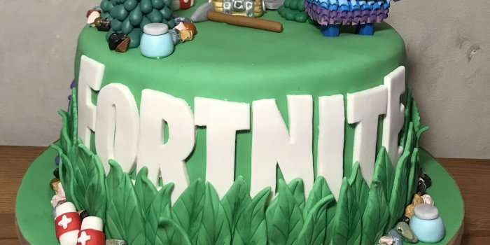 2343x2442 Fortnite cake | Cakes by Carrie in 2019 | Birthday, 10 birthday cake