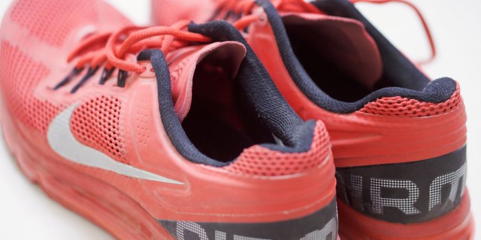 4200x2584 red nike low top athletic shoes free image | Peakpx