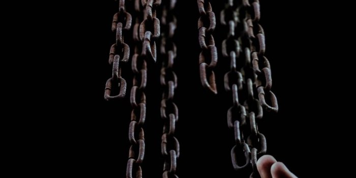 938x1668 Download wallpaper 938x1668 hand, chains, freedom iphone 8/7/6s/6