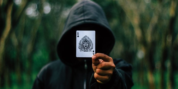 5184x3456 Person holding Ace of Spade playing card HD wallpaper | Wallpaper Flare