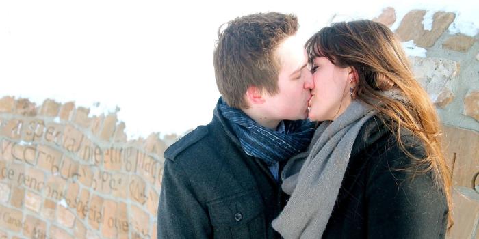 1800x1200 Kissing Couple In Snow Amazing Romantic Love - Romantic Wallpapers