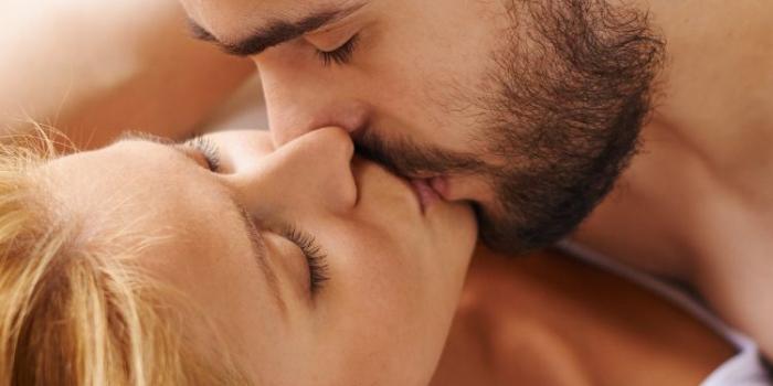 750x1334 Romantic Couple Kissing iPhone 8 wallpaper 750x1334 HD 9:16