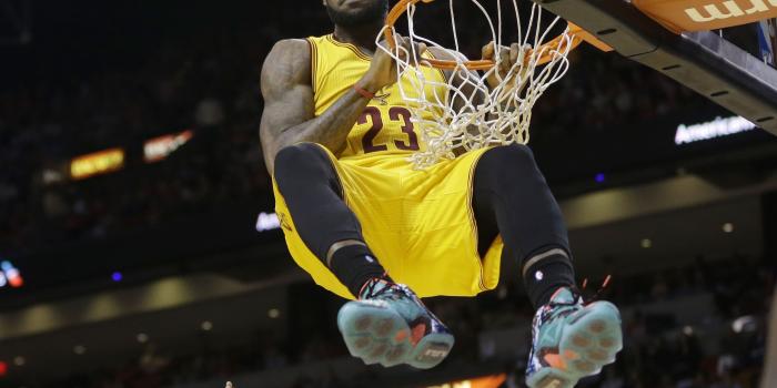 2961x2169 LeBron James Dunking Wallpaper 66368 2961x2169px