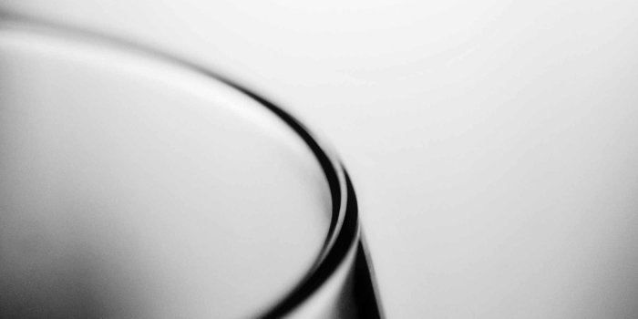 2160x3840 Ultra HD 4K wine glass mobile wallpaper minimalist 2160x3840 Samsung