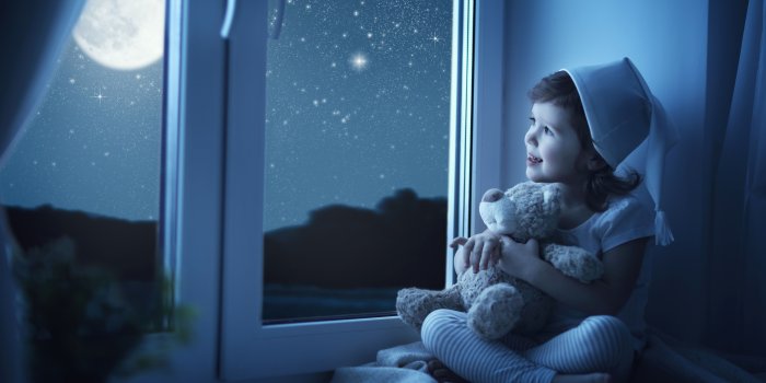 5120x2880 Wallpaper Cute little girl look out window, child, moon, stars