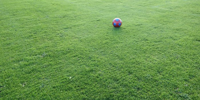 5472x3648 red and blue soccer ball free image | Peakpx