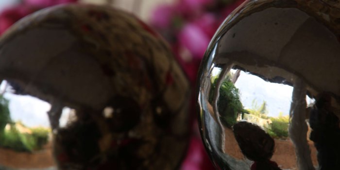 3840x2560 3093794 balls, circle, flowers, garden, mirror, pink, reflect