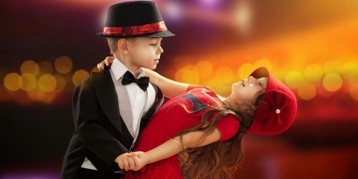 1600x1000 Cute Child Couple In Love Hd Wallpaper 4k