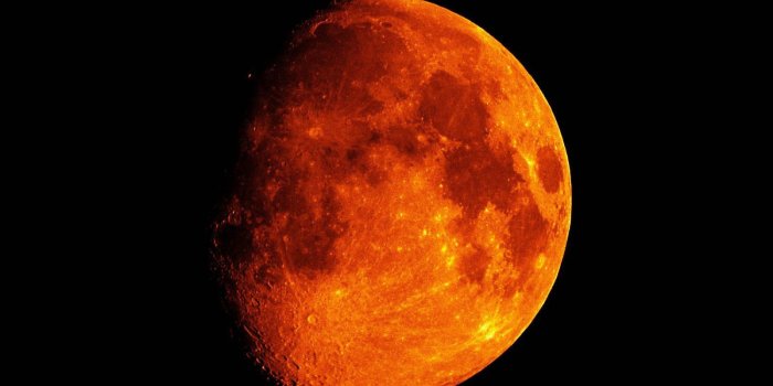 1600x1200 High Quality Red Moon Wallpaper | Full HD Pictures