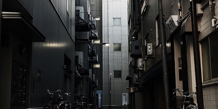 1440x2560 Wallpaper Alley, Buildings, Asphalt, Bicycles, Urban - Alley