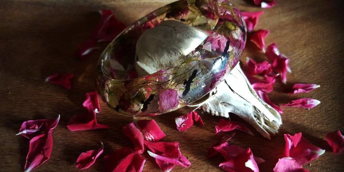 2048x1152 Raven and roses resin bracelet