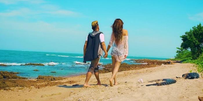 1920x1080 Cute Couple On Beach Wallpaper HD 13803 - Baltana