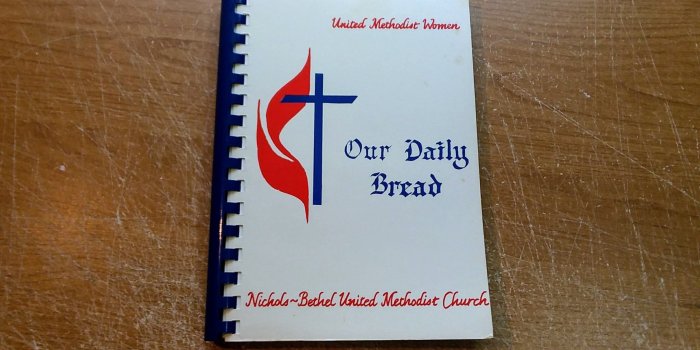 2560x1440 Vintage 90's Church Cookbook, 