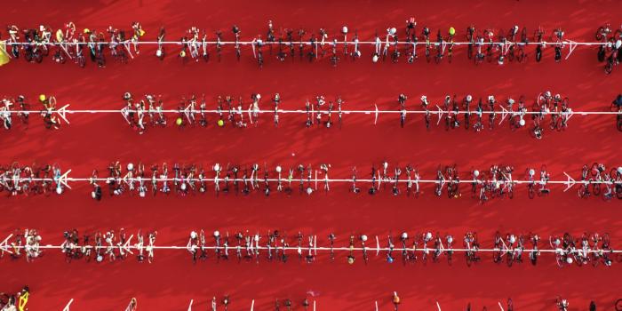 2880x1800 Maroon Background Wallpaper