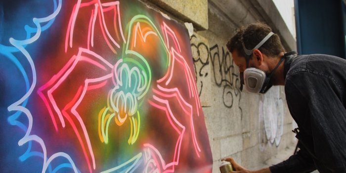 1920x1080 How a street artist creates fake glowing neon lights with spray