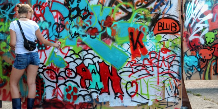 5184x3456 pink red white wall graffiti free image | Peakpx