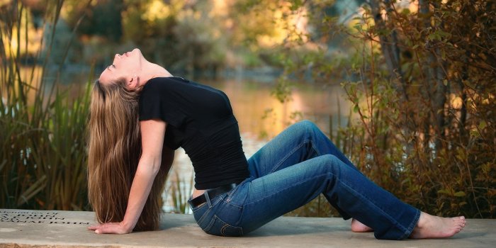 1920x1080 brunettes, women, jeans, portrait, barefoot, earrings, glamour